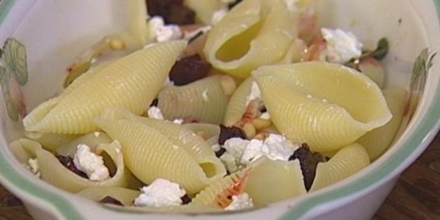 макароны-ракушки с козьим сыром и свеклой