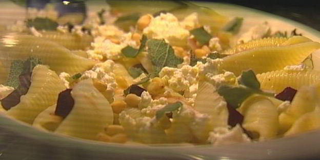 макароны-ракушки с козьим сыром и свеклой