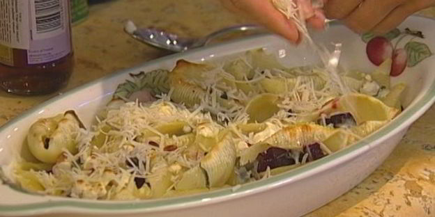 макароны-ракушки с козьим сыром и свеклой