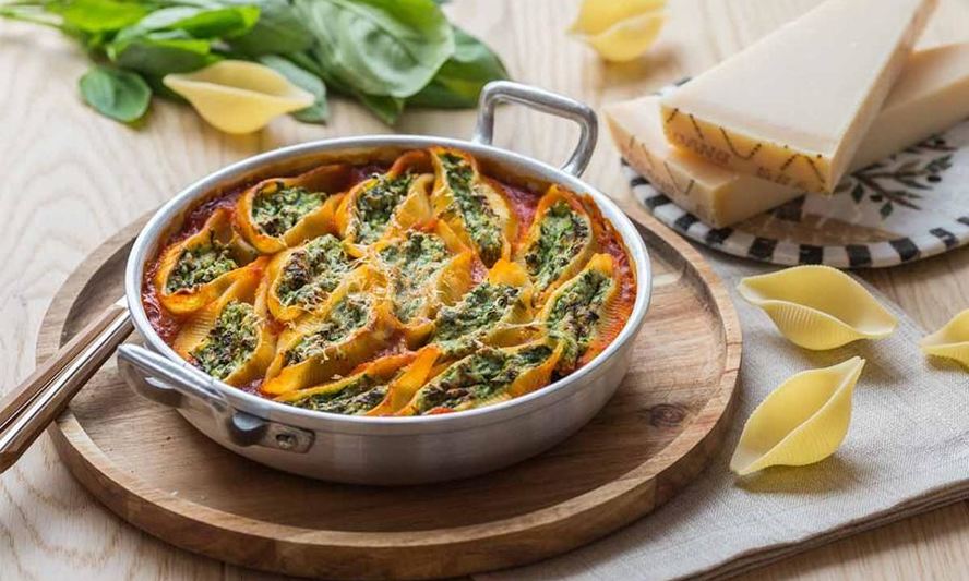 Рецепт макарон ракушки со шпинатом, сыром рикотта и грана падано