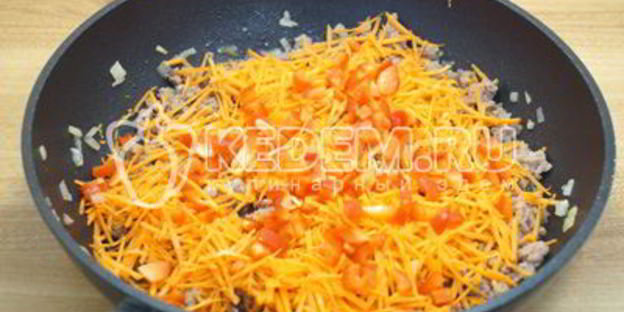 макароны с фаршем на сковороде