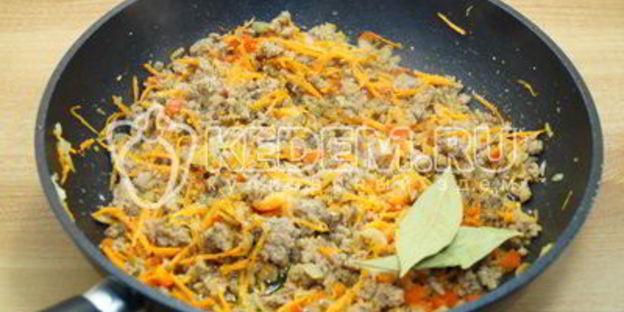 макароны с фаршем на сковороде