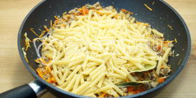 макароны с фаршем на сковороде