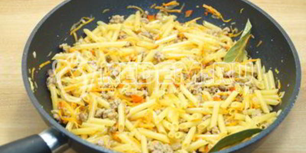 макароны с фаршем на сковороде