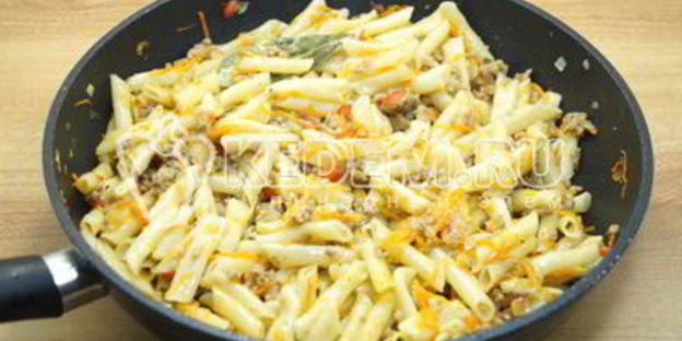 макароны с фаршем на сковороде