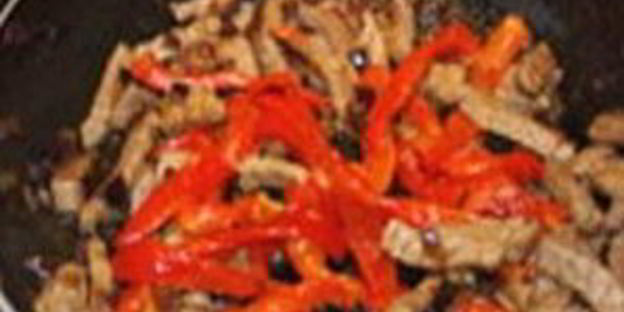 макароны с говядиной и перцем