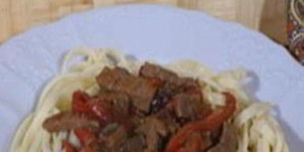 макароны с говядиной и перцем