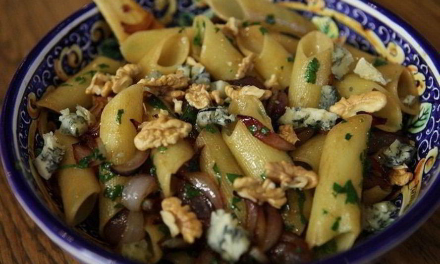 Рецепт макарон с карамелизированным луком