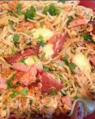 Макароны с колбасой и яйцом