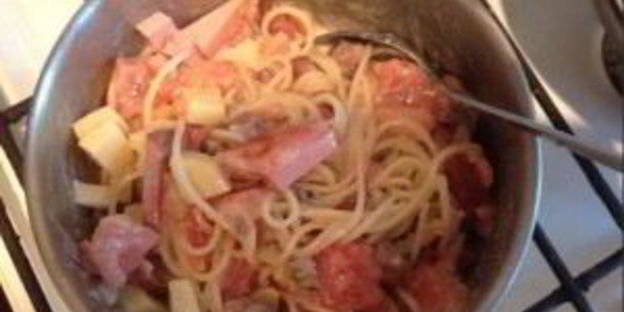 макароны с колбасой и яйцом