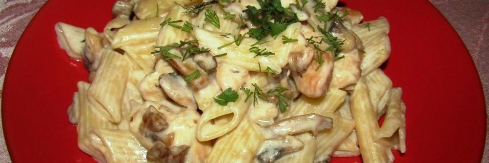 Макароны с курицей грибами и сыром
