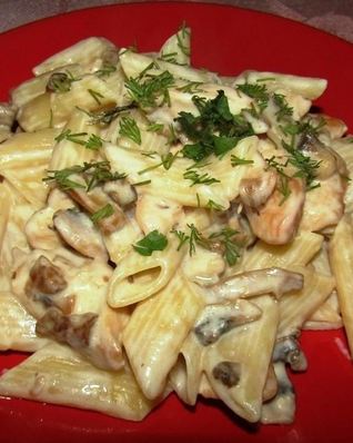 Макароны с курицей грибами и сыром