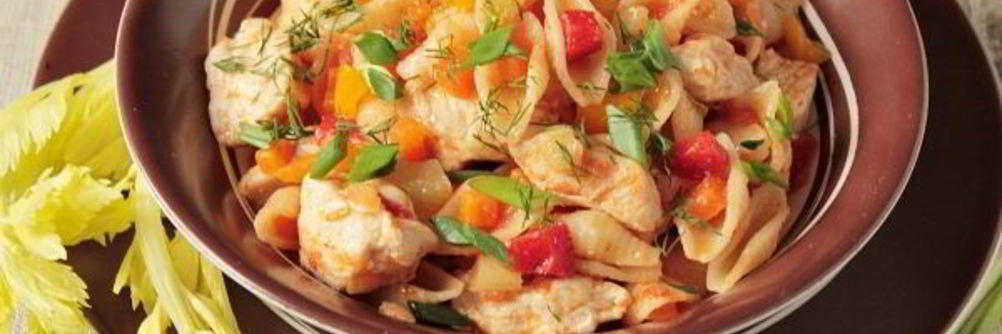 Макароны с курицей и овощами на сковороде