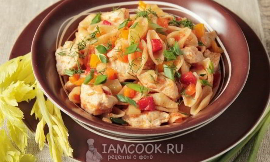 Рецепт макарон с курицей и овощами на сковороде