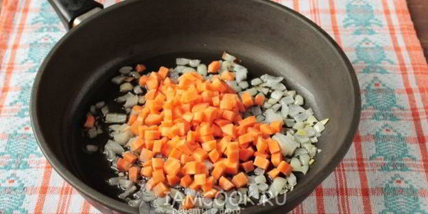 макароны с курицей и овощами на сковороде