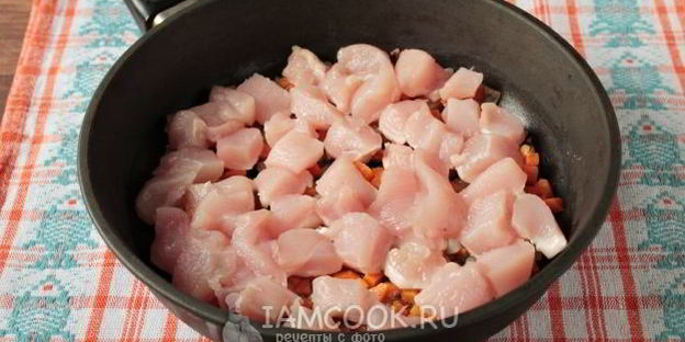 макароны с курицей и овощами на сковороде