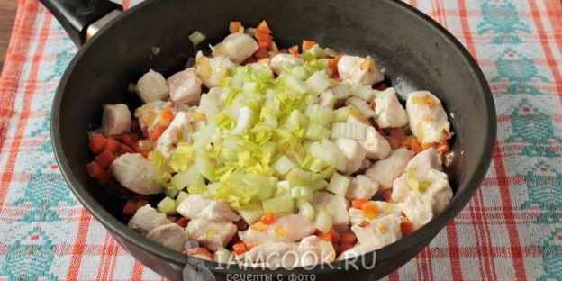 макароны с курицей и овощами на сковороде