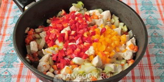 макароны с курицей и овощами на сковороде