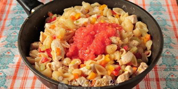 макароны с курицей и овощами на сковороде