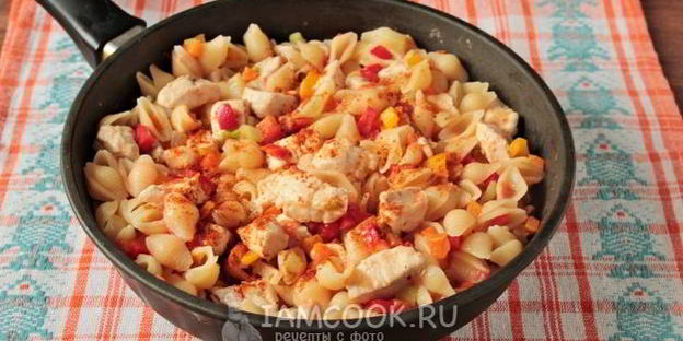 макароны с курицей и овощами на сковороде