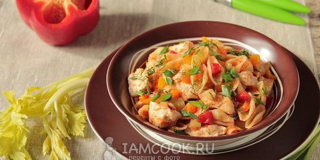 макароны с курицей и овощами на сковороде