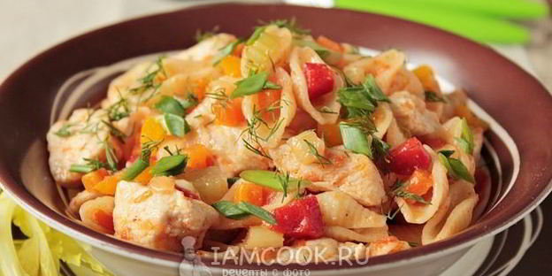 макароны с курицей и овощами на сковороде