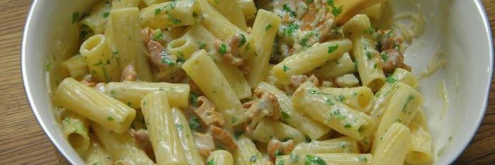 Макароны с лисичками и сметаной