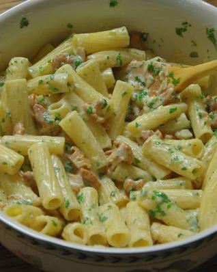 Макароны с лисичками и сметаной