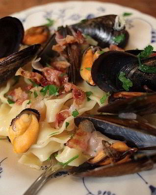 Макароны с мидиями под соусом из сидра