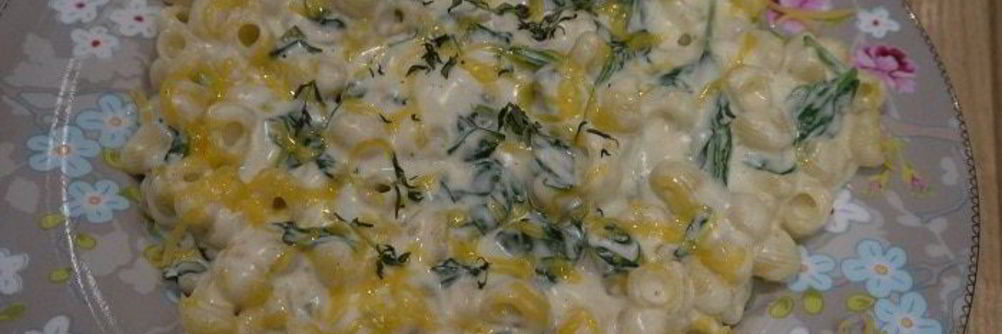 Макароны с зеленым соусом и сыром
