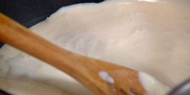 макароны с зеленым соусом и сыром