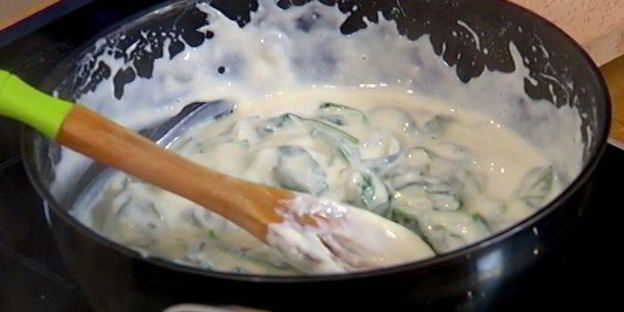 макароны с зеленым соусом и сыром