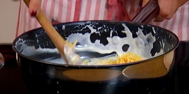 макароны с зеленым соусом и сыром