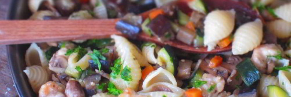 Паста c курицей, овощами и грибами