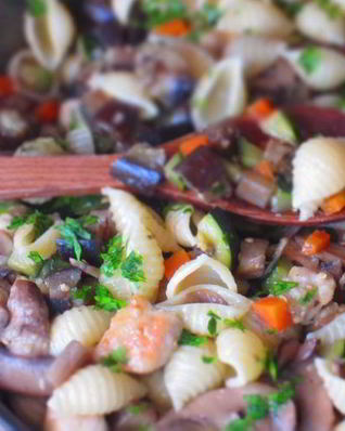 Паста c курицей, овощами и грибами