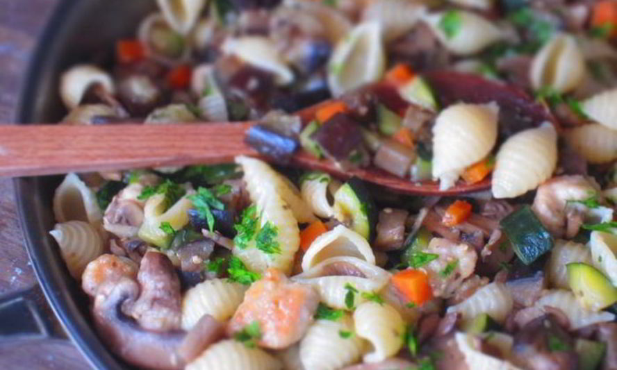 Рецепт пасты с курицей, овощами и грибами