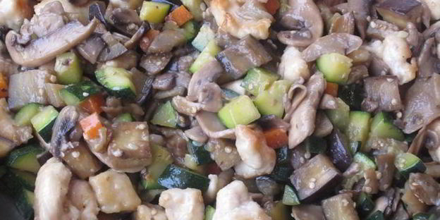 паста c курицей, овощами и грибами