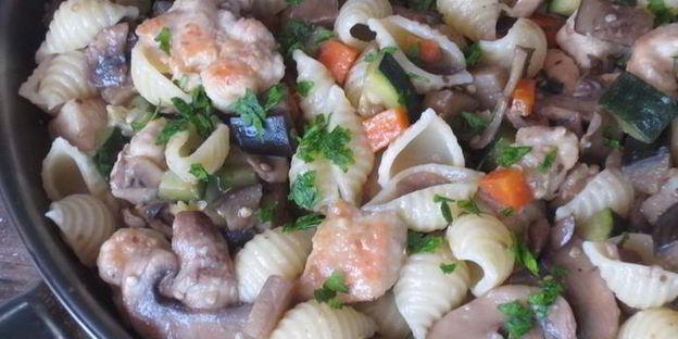паста c курицей, овощами и грибами