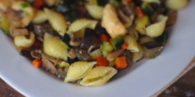 паста c курицей, овощами и грибами