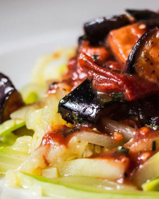 Паста из кабачков с томатным соусом