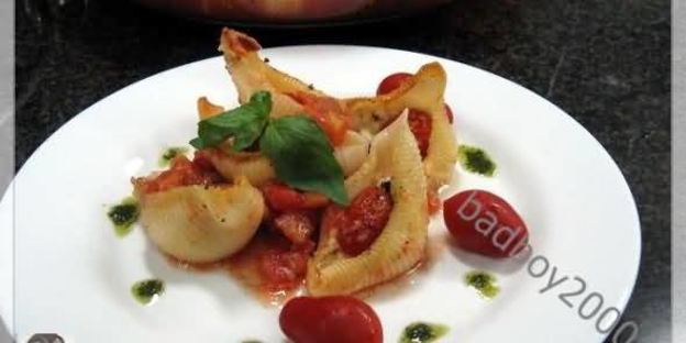 паста кончильони с сыром и помидорами
