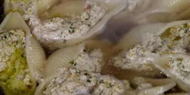 паста кончильони с сыром и помидорами