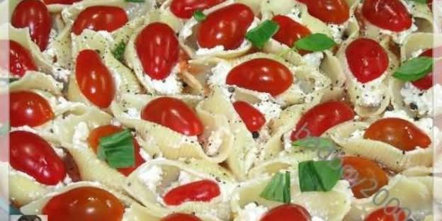 паста кончильони с сыром и помидорами
