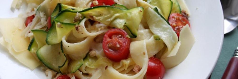 Паста по-тоскански с цукини, лаймом и грецким орехом