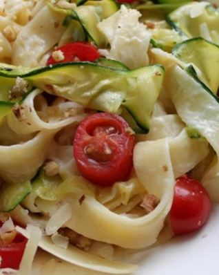Паста по-тоскански с цукини, лаймом и грецким орехом