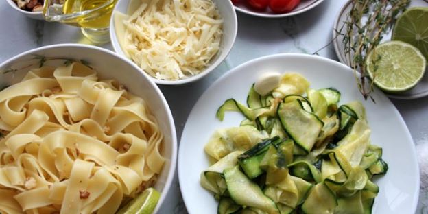 паста по-тоскански с цукини, лаймом и грецким орехом