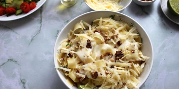 паста по-тоскански с цукини, лаймом и грецким орехом