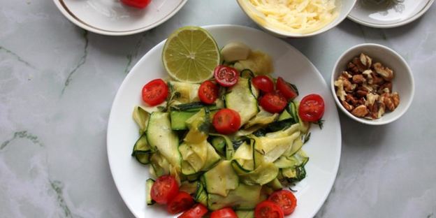 паста по-тоскански с цукини, лаймом и грецким орехом