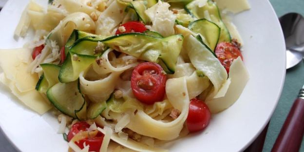 паста по-тоскански с цукини, лаймом и грецким орехом