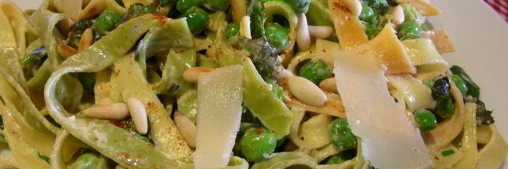 Паста с ароматными травами, зеленым горошком, маскарпоне и кедровыми орешками
